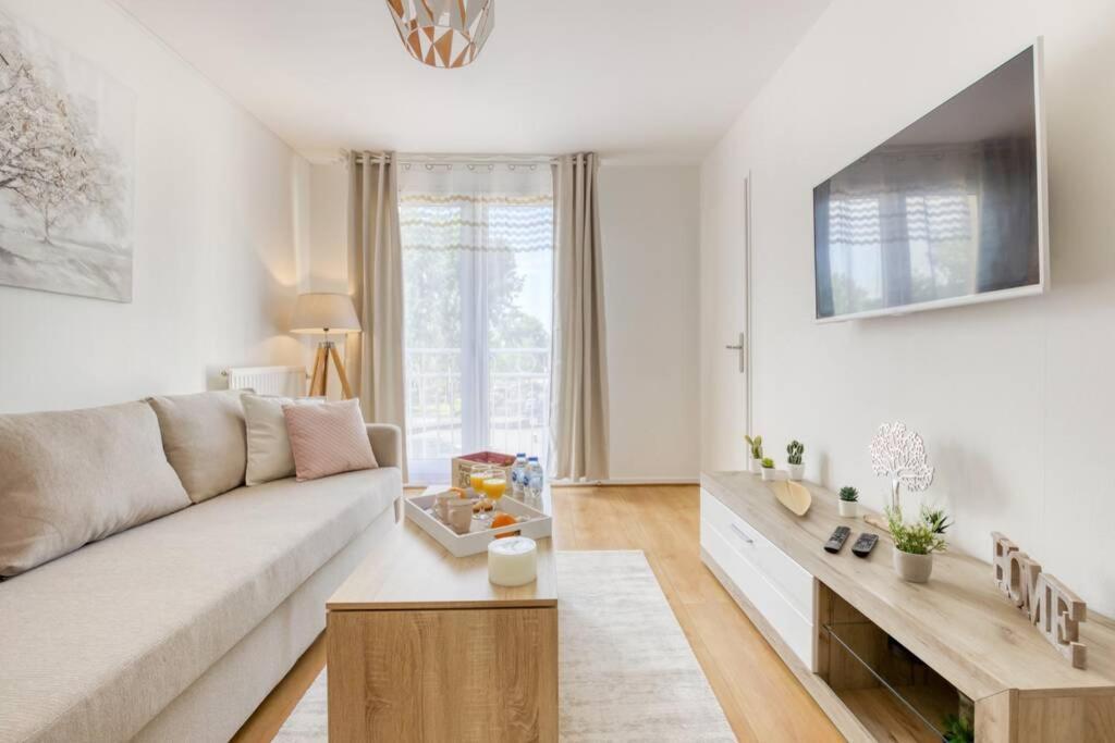 L'Elysee - Easy Check-In - Arrivee Autonome - Place Parking Privative - T2 Surequipe - Wifi - Netflix Apartment Courcouronnes Ngoại thất bức ảnh